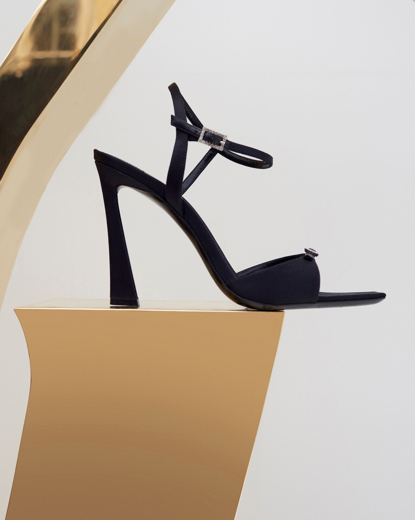 YSL Venue Sandals In Crepe Satin Black | 7680129-FU
